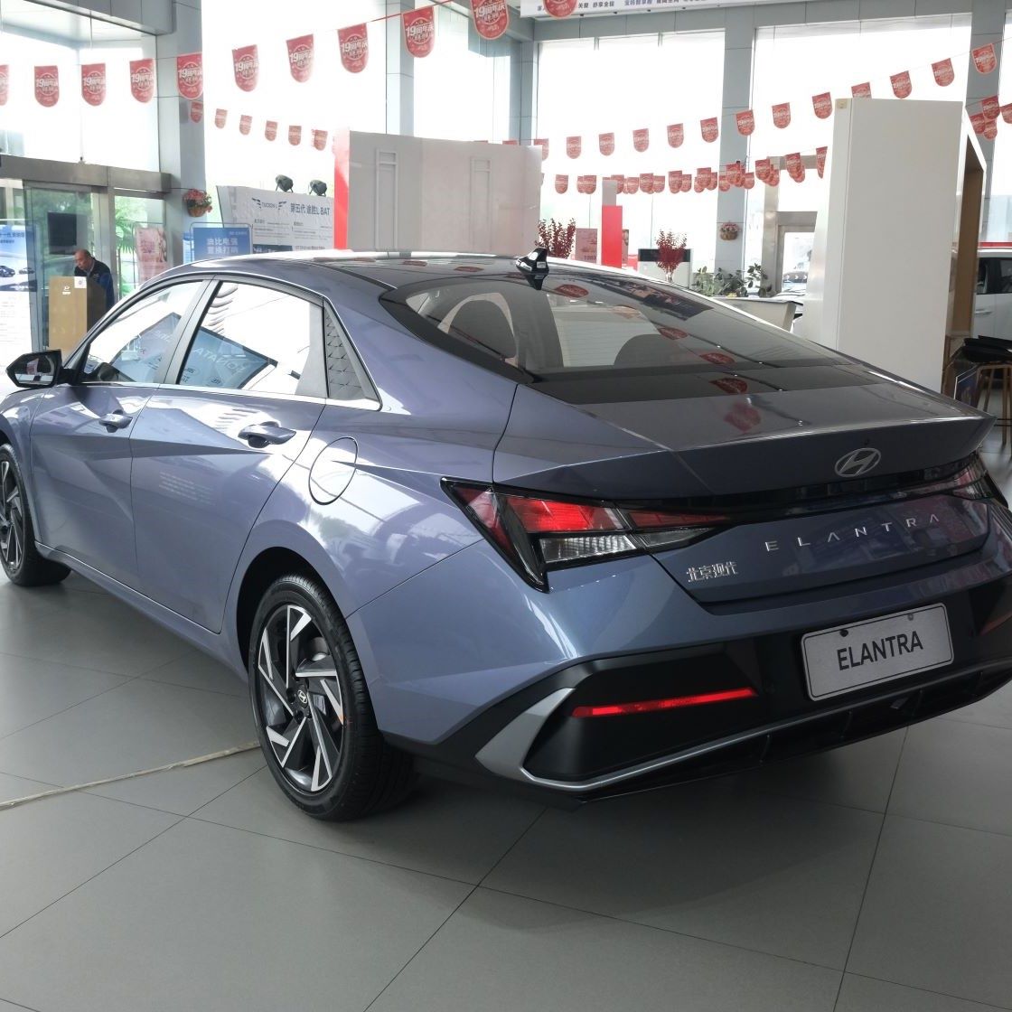 Hyundai Elantra 2025 السعر